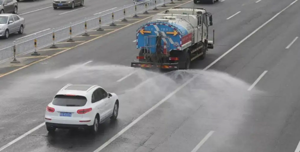 地面洒水.jpg