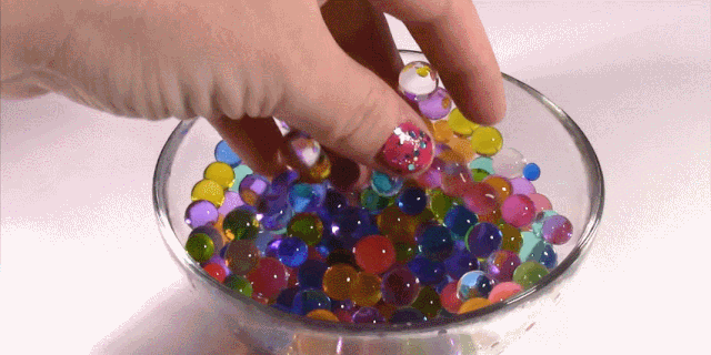 吸水膨胀的珠子.gif